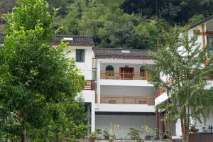 El edificio en el que está la habitación en casa particular