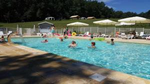 Bazén v ubytování Camping 3 étoiles - Parc aquatique - ccbbaia nebo v jeho okolí