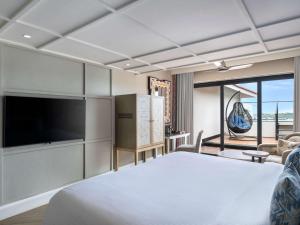 Grand Mercure Goa Candolim - An Accor Hotels Brand的电视和/或娱乐中心