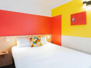 Postel nebo postele na pokoji v ubytování greet Hotel Nancy Sud