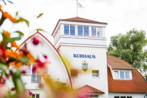 ein Gebäude mit einem Schild, das Kirkkus liest in der Unterkunft Residenz Düne III - Ferien-Apartments in Boltenhagen in Boltenhagen