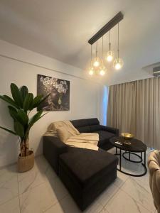 Stella & Eleni Suite With Shared Pool & Open View tesisinde bir oturma alanı