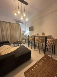 Stella & Eleni Suite With Shared Pool & Open View tesisinde bir odada yatak veya yataklar