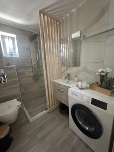 Stella & Eleni Suite With Shared Pool & Open View tesisinde bir banyo
