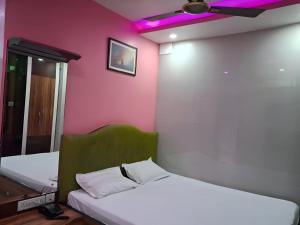 Postel nebo postele na pokoji v ubytování Roxy Hotel - Near New Digha Beach