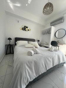 Stella & Eleni Suite With Shared Pool & Open View tesisinde bir odada yatak veya yataklar