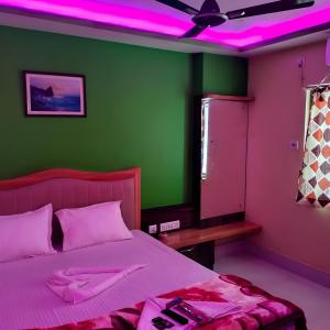 Postel nebo postele na pokoji v ubytování Roxy Hotel - Near New Digha Beach