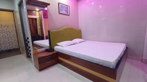 Postel nebo postele na pokoji v ubytování Roxy Hotel - Near New Digha Beach