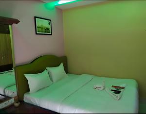 Postel nebo postele na pokoji v ubytování Roxy Hotel - Near New Digha Beach
