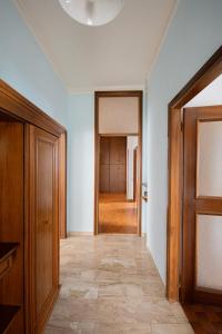 an empty room with a hallway with a door and a hallway at Casa Giuly in Lezzeno