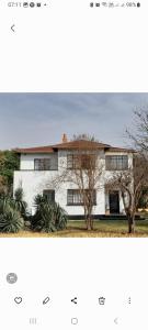 Dos fotografías de una casa blanca con árboles. en Peaceful Apartment - getaway to the countryside, en Meyerton