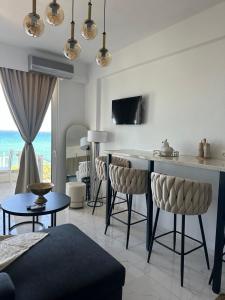 Stella & Eleni Suite With Shared Pool & Open View tesisinde bir televizyon ve/veya eğlence merkezi