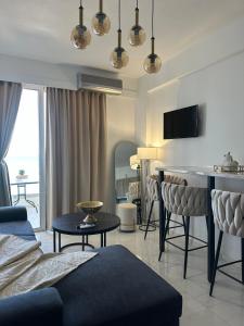 Stella & Eleni Suite With Shared Pool & Open View tesisinde bir televizyon ve/veya eğlence merkezi