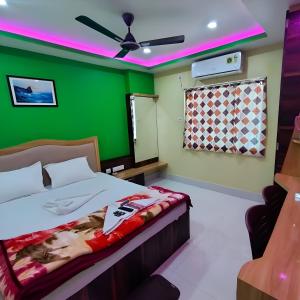Postel nebo postele na pokoji v ubytování Roxy Hotel - Near New Digha Beach