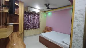 Postel nebo postele na pokoji v ubytování Roxy Hotel - Near New Digha Beach