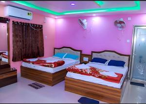Postel nebo postele na pokoji v ubytování Roxy Hotel - Near New Digha Beach
