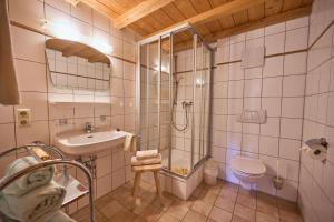 Koupelna v ubytování Ferienhof Almfrieden + 37 fotografií