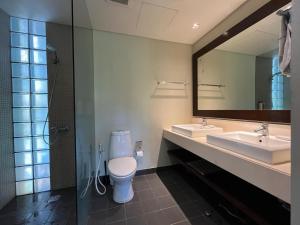 bagno con servizi igienici, 2 lavandini e specchio di Secret Garden at Bangtao Beach a Surin Beach Altre 14 foto