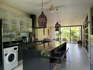 una cucina con lavatrice e asciugatrice su un bancone di Secret Garden at Bangtao Beach a Surin Beach