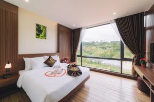 Postel nebo postele na pokoji v ubytování GREENECO DA LAT HOTEL - Khách sạn Green Eco Đà Lạt