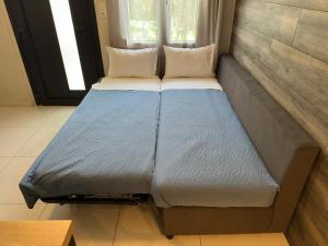 Een bed of bedden in een kamer bij Blue View Apartments