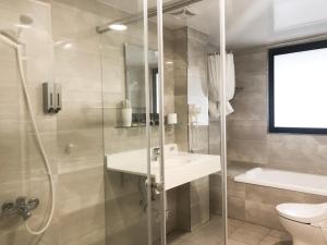Koupelna v ubytování Doitsu Hotel