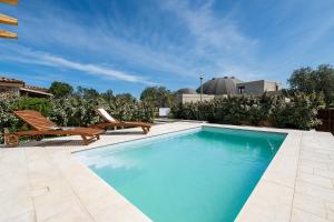 サン・テオドーロにあるAffittaSardegna- Villetta Meravigliaのスイミングプール(ベンチ、椅子付)