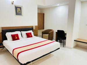 a hotel room with a bed and a desk at Hotel Grand Bee By Bestinn Leisure in Bengaluru +22 photos