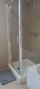 Ένα μπάνιο στο Charming Leicester Guest Room with Shared Facilities