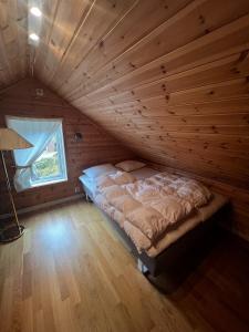 Postel nebo postele na pokoji v ubytování Flott familiehytte på Haukås i Strandebarm