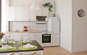 O bucătărie sau chicinetă la 1 Bedroom Amazing Apartment In Koszalin
