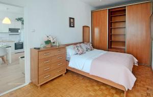 O bucătărie sau chicinetă la 1 Bedroom Amazing Apartment In Koszalin