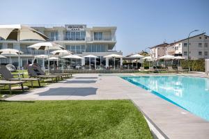 Bazén v ubytování Vision Hotel nebo v jeho okolí
