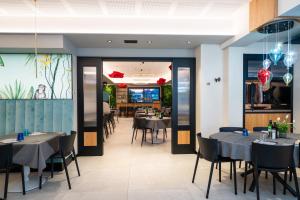 restauracja ze stołami i krzesłami w pokoju w obiekcie Hotel Rolly w mieście Riva del Garda +37 zdjęć