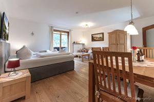 een slaapkamer met een bed en een woonkamer bij Fewo Isabella in Mittenwald