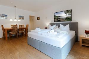 een slaapkamer met een groot bed en een eetkamer bij Fewo Isabella in Mittenwald