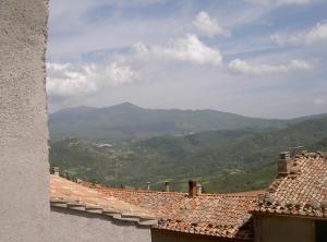 a view of mountains from the roofs of houses at Casa con panorama in Monticello +12 photos