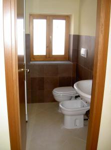 a bathroom with two toilets and a sink at Casa con panorama in Monticello