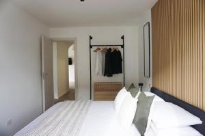 Ένα ή περισσότερα κρεβάτια σε δωμάτιο στο Club Tropicana Boutique Apartments