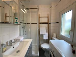 a bathroom with a sink and a toilet and a shower at Studio lumineux & calme à Biarritz - Parking privé gratuit in Biarritz +8 photos