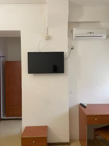 TV a/nebo společenská místnost v ubytování Hotel Zeus