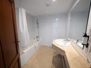 Koupelna v ubytování Prope Mare Apartamentos + 23 fotografií