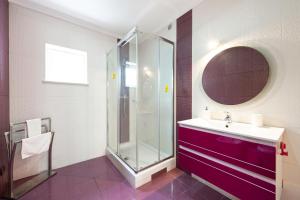 a bathroom with a glass shower and a sink at Full private 180sqm Villa - Terrace Jacuzzi - 200m Beach & Sea View in Albufeira