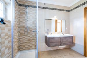 Koupelna v ubytování Full private 180sqm Villa - Terrace Jacuzzi - 200m Beach & Sea View + 26 fotografií