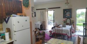 eine Küche mit einem Tisch und einem weißen Kühlschrank in der Unterkunft Κυλλήνη in Kyllini