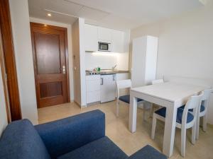 Kuchyň nebo kuchyňský kout v ubytování Prope Mare Apartamentos