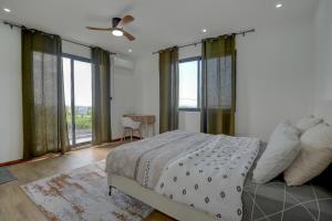 Postel nebo postele na pokoji v ubytování Seaview villa + 29 fotografií