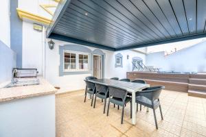 Kuchyň nebo kuchyňský kout v ubytování Full private 180sqm Villa - Terrace Jacuzzi - 200m Beach & Sea View