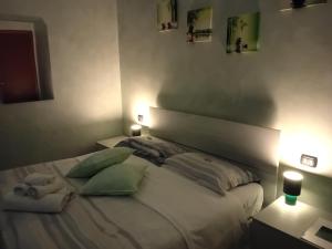 A bed or beds in a room at Piccolo Poggio Apartments