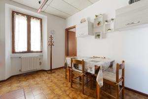 una cucina con un tavolo e sedie in una stanza di GuestHost - M3 Lodi Tibb-Brenta Comfy Flat a Milano